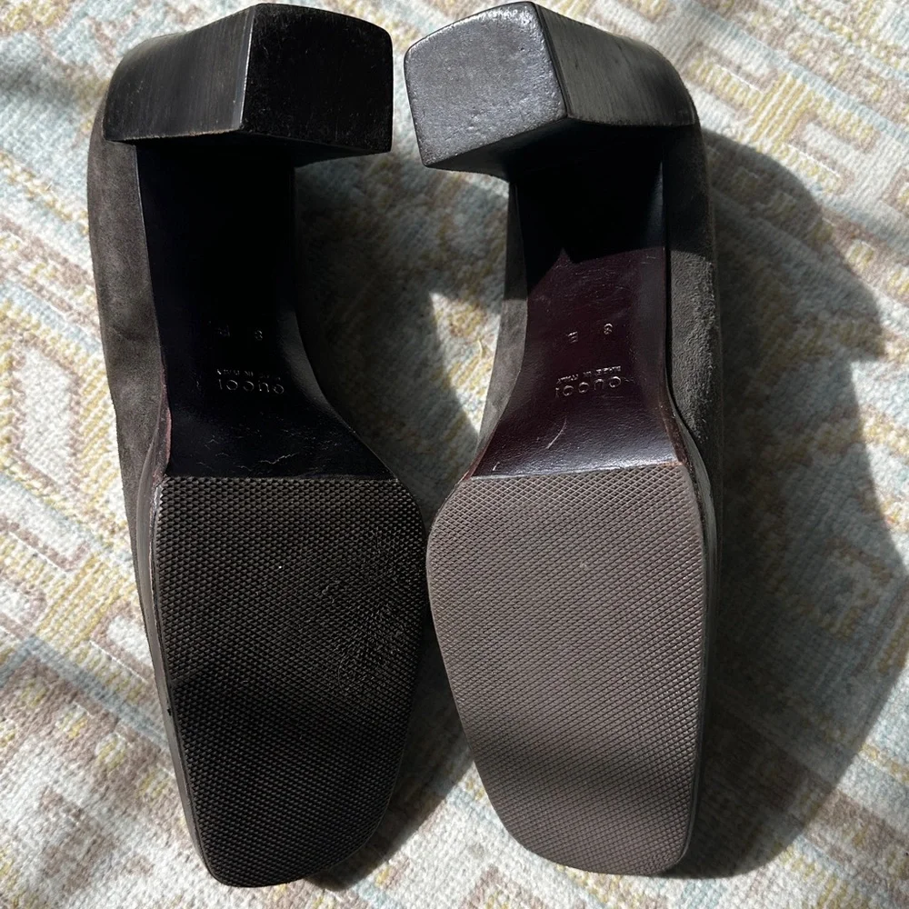 Gucci Grey Suede Block Heel Pumps with Gold Bar size 8 - Picture 5 of 8